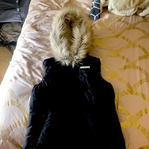 Hollister faux fur vest super  COZY AND CUTE!